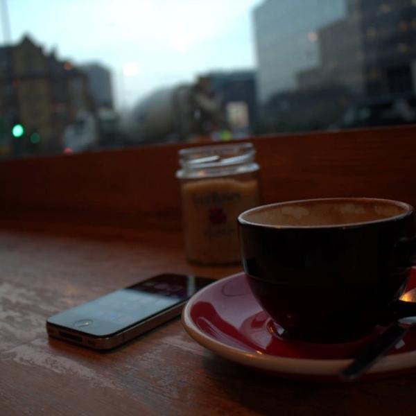 80+ Hình ảnh đi cà phê một mình đẹp nhất